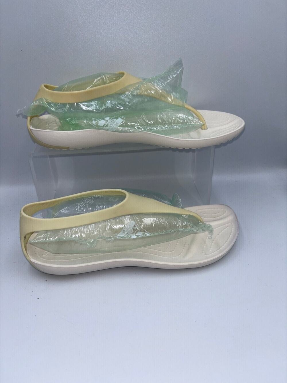 Crocs Athletic Shoes Women's 8 Cream Yellow Thong Sandals Lightweight